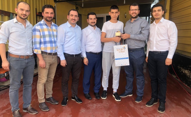 BURSA'DA YILDIRIMLI GENÇLERE ÇAT KAPI DOĞUM GÜNÜ SÜRPRİZİ