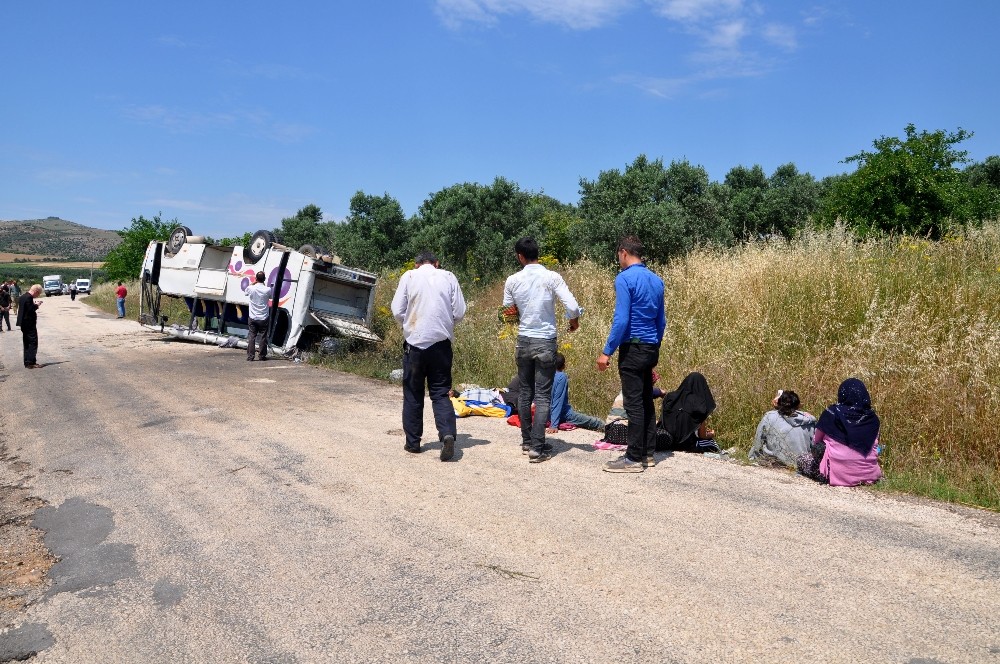 Bursada Tarım İşçilerini Taşıyan Otobüs Tarlaya Yuvarlandı: 25 Yaralı