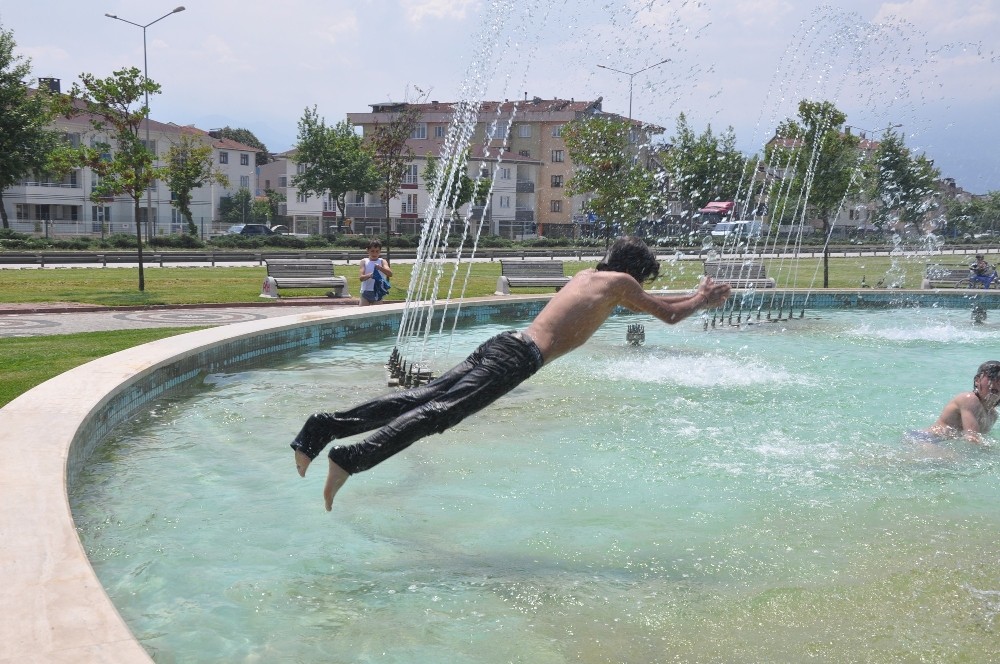 Çocuklar Süs Havuzlarında Tehlikeye Kulaç Atıyor