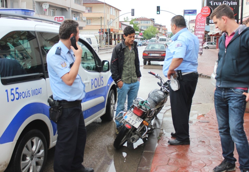 Ehliyetsiz Kaza Yapıp Kaçan Suriyeli Polisi Peşine Taktı