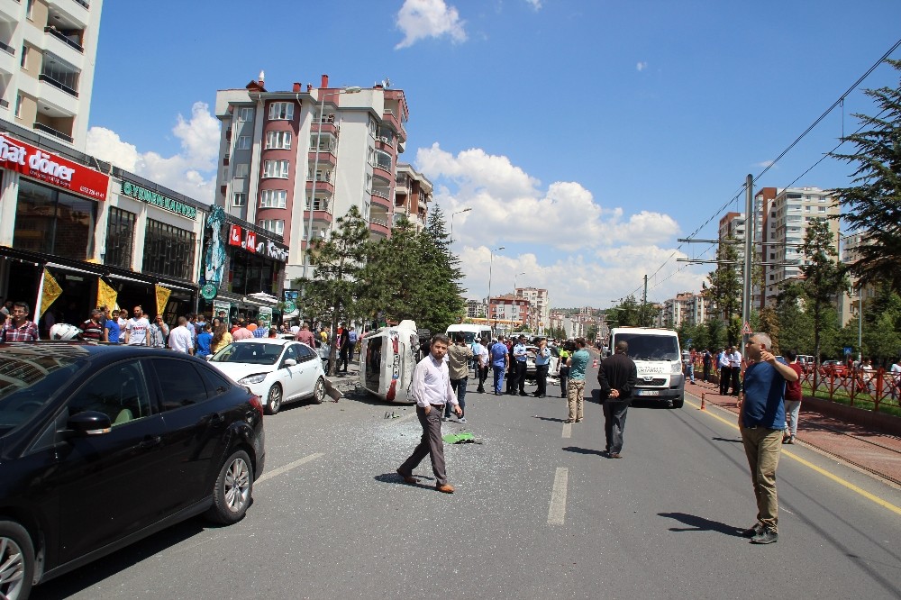 Freni Patlayan Halk Otobüsü 5 Otomobili Biçti: 1İ Ağır 4 Yaralı