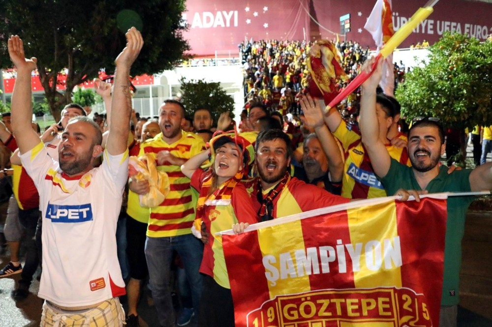 Göztepe Süper Lige Çıkmayı Kutluyor