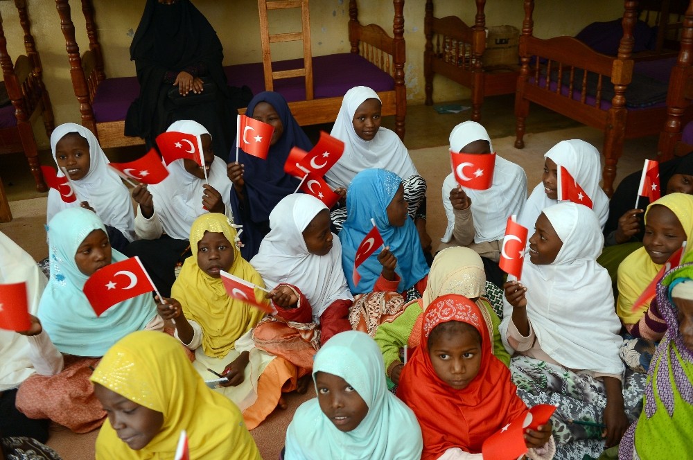 Kenyalı Çocukların Türk Bayrağı Sevgisi