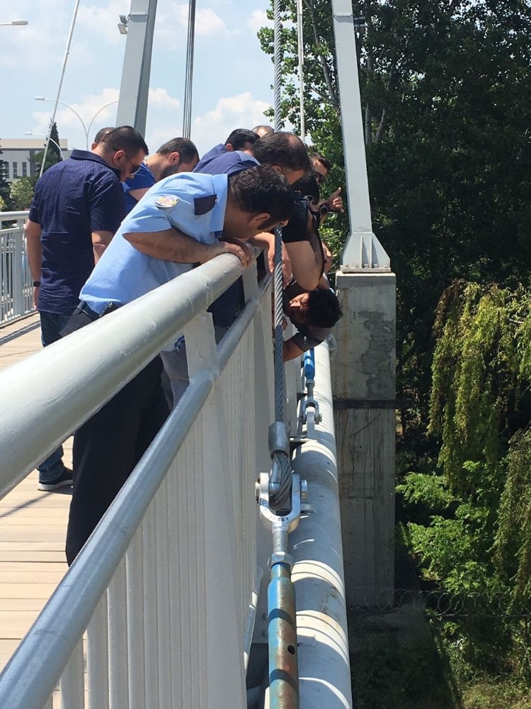 Polis İntihar Etmek İsteyen Genci Köprünün Demirlerine Kelepçeledi