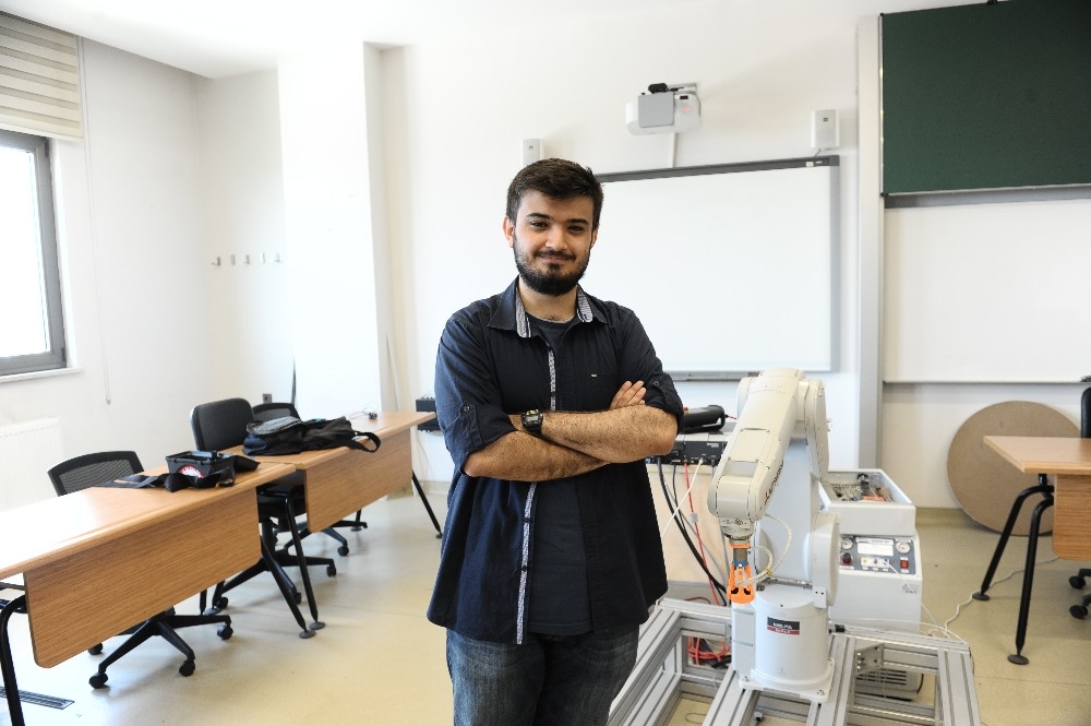 Üniversite Öğrencisi Robot Kol Yaptı