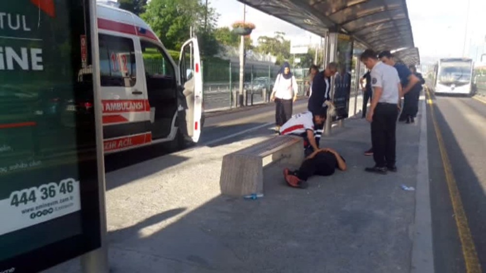 Bonzai İçen Genç, Metrobüs Seferlerini Aksattı