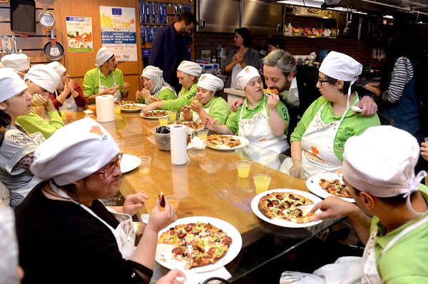 Engelsiz şefler ilk kez Pizza yaptılar, afiyetle yediler