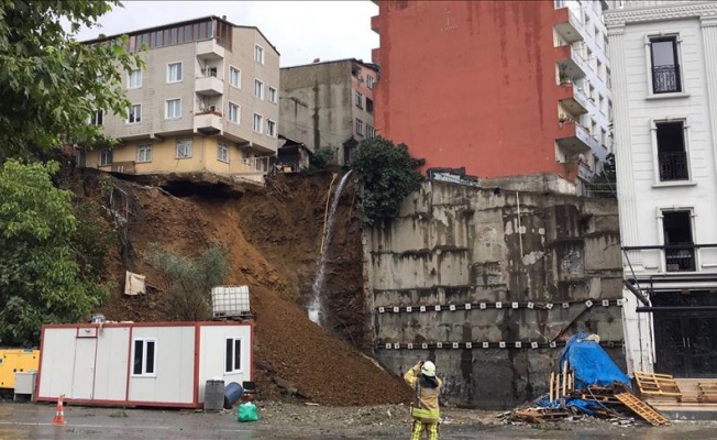 BEYOĞLU'NDA TOPRAK KAYMASI