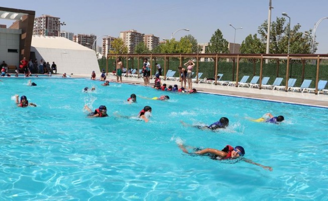 GÖREVLENDİRME YAPILAN BELEDİYEDEN 'SERİNLETEN' HİZMET