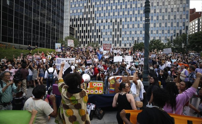 NEW YORK'TA 'VALİZLİ' GÖÇMEN PROTESTOSU