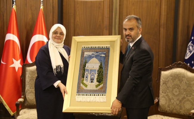 Başkan Aktaş'tan Bakan Selçuk'a Bursa işi ipek tablo