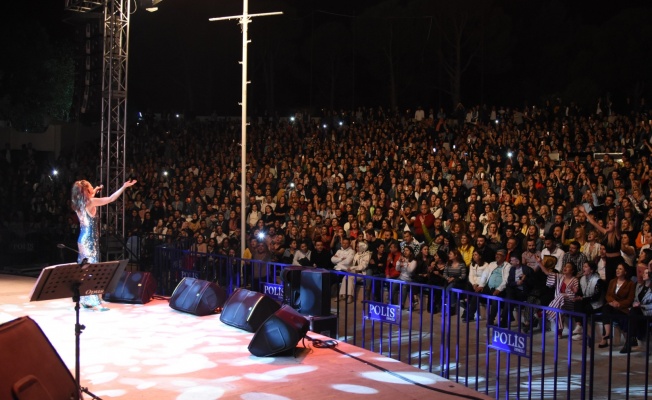 YILDIZ TİLBE'DEN OLAY KONSER