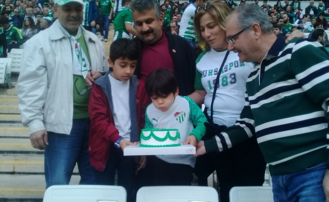En Genç Resmi Taraftara En Genç Kaptandan Jest
