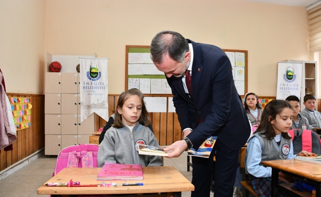 İnegöl Belediyesi 121 Öğrenciye Kitap Dağıttı