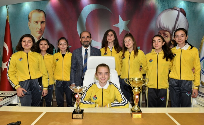 BAŞKAN EDEBALİ FİLENİN ‘MİNİK’ SULTANLARINI AĞIRLADI