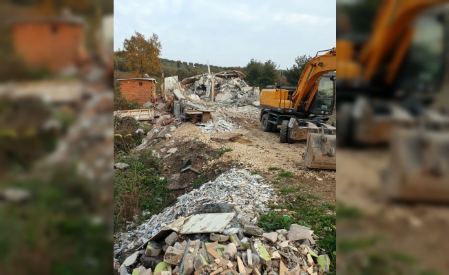 NİLÜFERKÖY'DE KAÇAK İNŞAAT YIKILDI