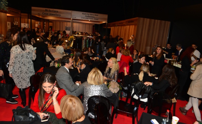 ZUBİZU YILBAŞI ALIŞVERİŞ GÜNLERİ'NİN İLK GÜNÜNDE ÜNLÜLER GEÇİDİ