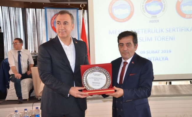 ANTALYA’DA MESLEKİ YETERLİLİK BELGELERİ DAĞITILDI