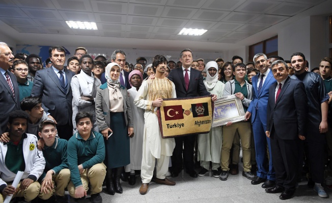 BAKAN SELÇUK, BURSA’DA 7 KITADAN ÖĞRENCİLERLE BULUŞTU