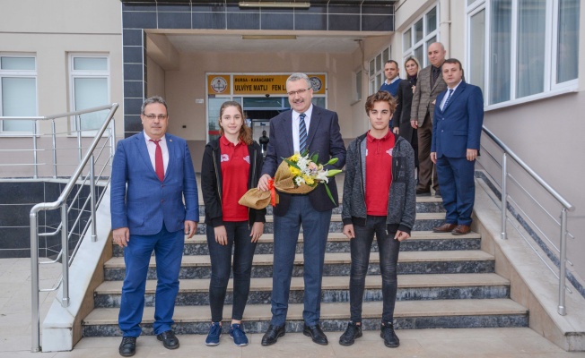 BAŞKAN ÖZKAN ÖĞRENCİLERDEN KİTAP OKUMA SÖZÜ ALDI