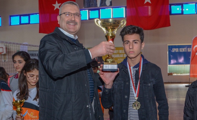 KARACABEY BELEDİYESİ’NDEN OKULLARA SPOR EKİPMANI DESTEĞİ