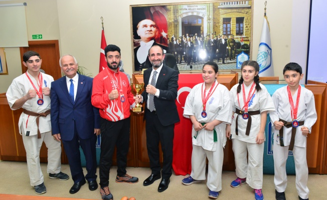 KARATE ŞAMPİYONASINA YILDIRIM DAMGASI