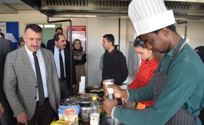 LİSELİ ÖĞRENCİLER MUTFAK KÜLTÜRLERİNİ HARMANLIYOR