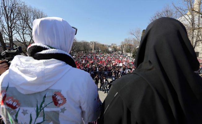 10 BİN KİŞİ SULTANAHMET MEYDANI’NDAN DÜNYAYA SESLENDİ