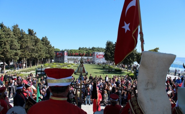 GÜRSU AYYILDIZ MEHTERAN TAKIMI, ÇANAKKALE ŞEHİTLİĞİNDE GÖSTERİ SUNDU