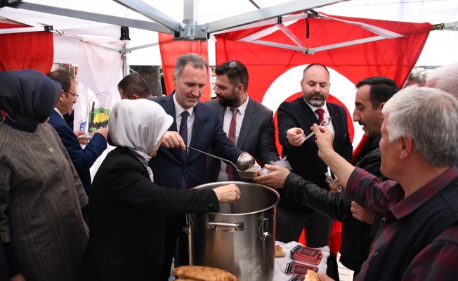 İNEGÖL BELEDİYESİ VATANDAŞLARA ÜZÜM HOŞAFI VE EKMEK DAĞITTI