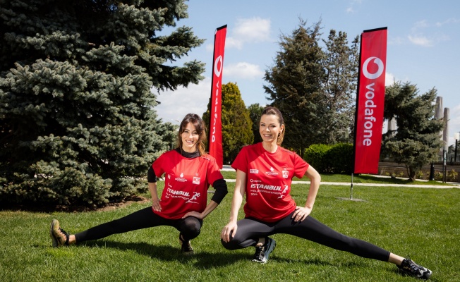 ÜNLÜ İSİMLER MERVE OFLAZ VE BEGÜM KÜTÜK VODAFONE MARATON TAKIMI’NDA
