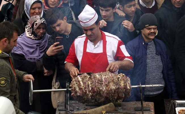 VATANDAŞLARA YARIM TON CAĞ KEBABI DAĞITTILAR