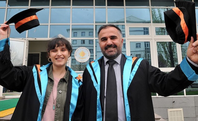 BABA 47 KIZI 22 YAŞINDA AYNI ÜNİVERSİTEDEN MEZUN OLDU
