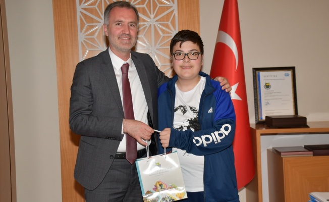BAŞKAN TABAN 15 BİN PİL TOPLAYAN ÖĞRENCİYİ ÖDÜLLENDİRDİ