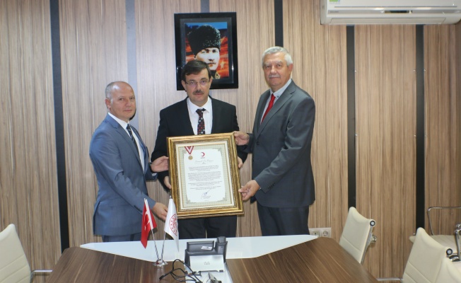 TÜRK KIZILAY’DAN İL MİLLİ EĞİTİM MÜDÜRÜ DÜLGER’E MADALYA