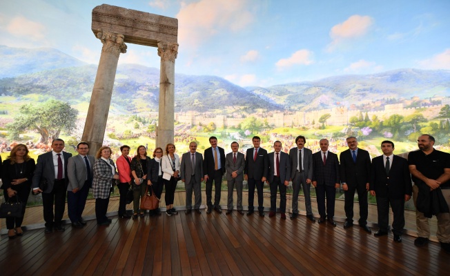 REKTÖR KILAVUZ VE AKADEMİSYENLER FETİH MÜZESİ’Nİ GEZDİ