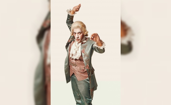 “AMADEUS MOZART” OKAN BAYÜLGEN…  AFİŞ FOTOĞRAF ÇEKİMİNDE HERKESİ ŞAŞIRTTI…