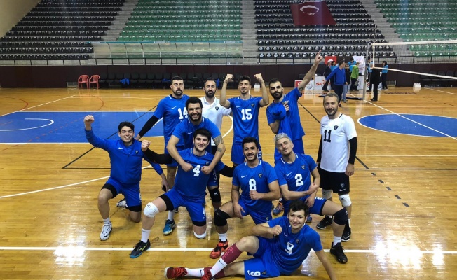 KARACABEY BELEDİYESİ VOLEYBOL TAKIMI GALİBİYET PEŞİNDE