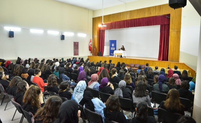 Son romanı için 2 yıl akıl hastalarıyla yaşadı