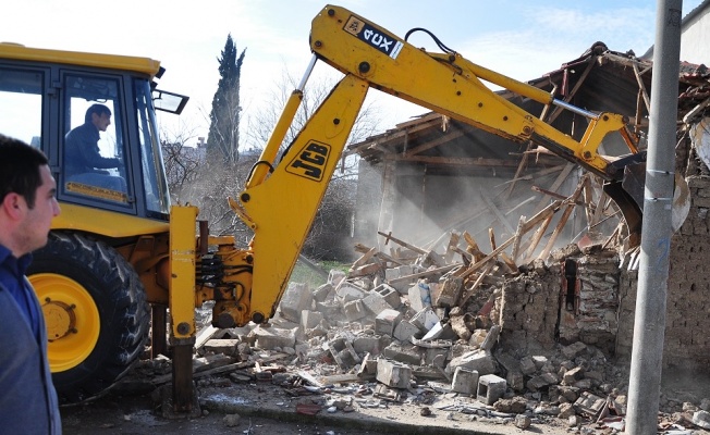 Karacabey Belediyesi'nden metruk binalarla mücadelede kararlı duruş