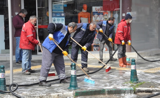 CADDELER KÖPÜKLE DEZENFEKTE EDİLİYOR