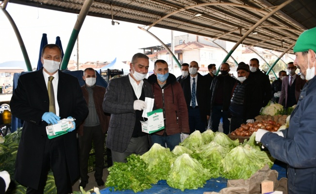 BAŞKAN USTA PAZARYERİNDE MASKE DAĞITIMI VE ÇORBA İKRAMINDA BULUNDU