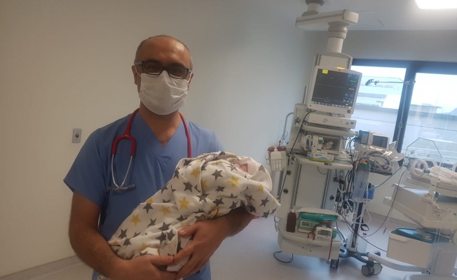 COVİD-19 TEDAVİSİ GÖREN 18 GÜNLÜK BEBEK TABURCU OLDU