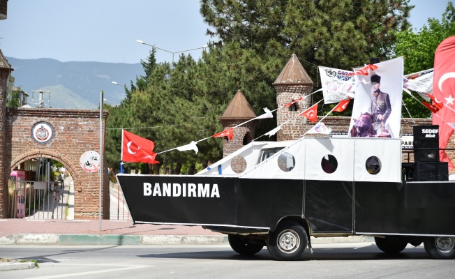 BANDIRMA VAPURU İLE 19 MAYIS COŞKUSU BALKONLARA TAŞINDI