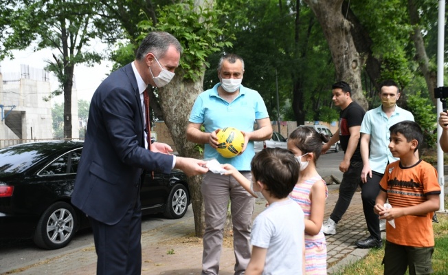 ÇOCUKLARIN MASKELERİ BAŞKAN AMCADAN