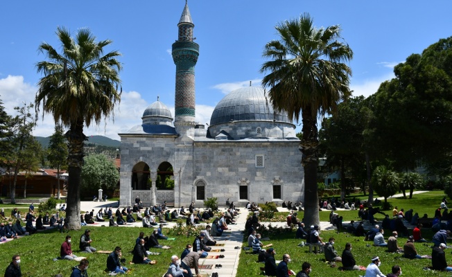 CORANA VİRÜS ENGELİ SONRASI İLK CUMA NAMAZI YEŞİL CAMİDE KILINDI