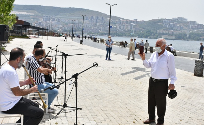 GEMLİK'TE SOKAĞA ÇIKAN VATANDAŞLARA MÜZİK ZİYAFETİ