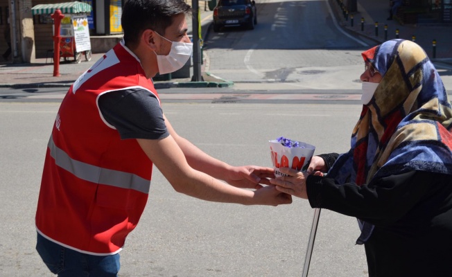 GENÇ KIZILAY BURSA, GÖNÜLLERİNCE BİR GÜN GEÇİREN BÜYÜKLERİMİZİN MUTLULUĞUNA ORTAK OLDU