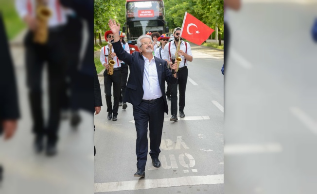 NİLÜFER'DE BAYRAM SEVİNCİ BALKONLARA TAŞTI