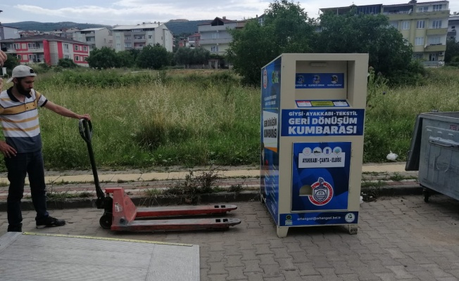 ORHANGAZİ’DE GERİ DÖNÜŞÜM KUTULARI VE TEKSTİL ATIK KUMBARALARI DAĞITILDI